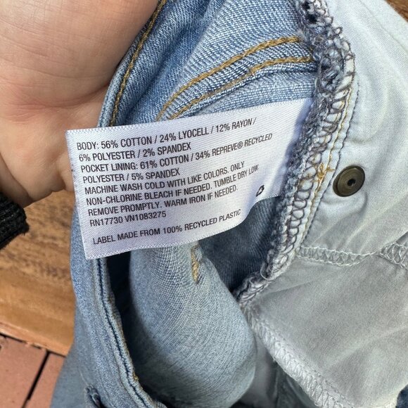 Universal Thread Light Wash Distressed Straight Leg Jeans Womens Size 6/28 - Picture 2 of 10